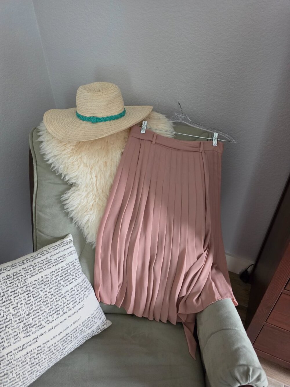 Ann Taylor size 2 blush beige crepe pleated skirt